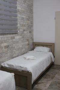 Postel nebo postele na pokoji v ubytování Eastside Suites