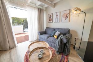 un soggiorno con divano e tavolo di Little Loft PlayaBlanca a Playa Blanca