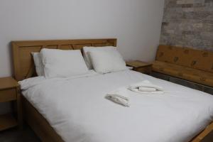 Postel nebo postele na pokoji v ubytování Eastside Suites