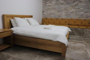 Postel nebo postele na pokoji v ubytování Eastside Suites