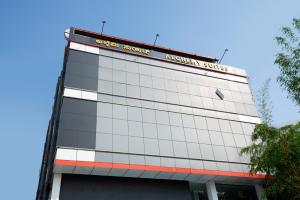 バンガロールにあるAlchemy Suitesの看板の建物