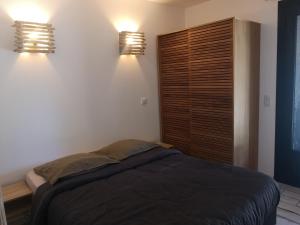 バルバッジョにあるAppartement Haute-Corse Calmeのベッドルーム1室(ベッド1台、壁に照明2つ付)