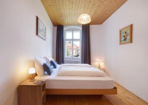 Posteľ alebo postele v izbe v ubytovaní Goldengel Ferienwohnung im Herzen Kalterns mit einer Terasse zum verlieben