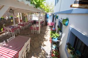 Um restaurante ou outro lugar para comer em Ebruli Hotel