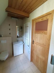 Koupelna v ubytování Ludwikówka pod Luboniem, stu-letni domek w górach