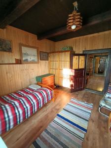 Postel nebo postele na pokoji v ubytování Ludwikówka pod Luboniem, stu-letni domek w górach