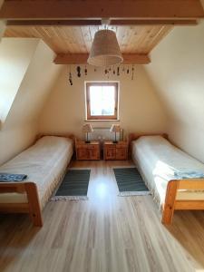 Postel nebo postele na pokoji v ubytování Ludwikówka pod Luboniem, stu-letni domek w górach