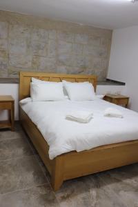 Postel nebo postele na pokoji v ubytování Eastside Suites