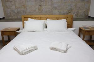 Postel nebo postele na pokoji v ubytování Eastside Suites
