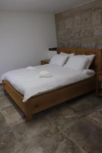 Postel nebo postele na pokoji v ubytování Eastside Suites