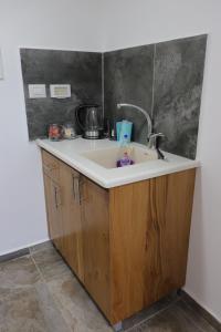 Kuchyň nebo kuchyňský kout v ubytování Eastside Suites