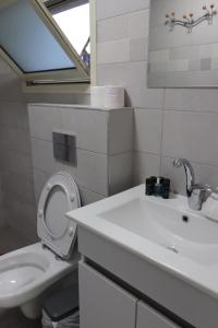 Koupelna v ubytování Eastside Suites