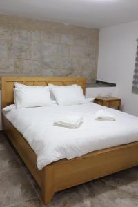 Postel nebo postele na pokoji v ubytování Eastside Suites