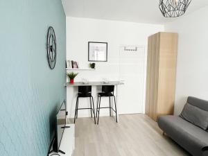 - un petit salon avec une table et un canapé dans l'établissement 701 Studio à proximité du métro et des commerces, à Bagnolet