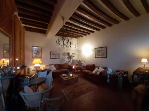 un soggiorno con un divano e un tavolo di Maison d'Hôtes Archangels Home a Saint-Saëns Altre 90 foto