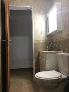 a bathroom with a white toilet and a sink at Liquidambar in Federación