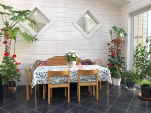 HolmsjöにあるStenhälla Bed&Breakfastの植物のあるパティオ(テーブル、椅子付)