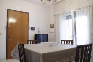 - une table à manger avec une nappe et des chaises blanches dans l'établissement City center Stabia apartment, à Castellammare di Stabia