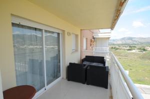 a balcony with black furniture and a view of the mountains at PLAYASOL Orangecosta 1 dormitorio in Benicàssim