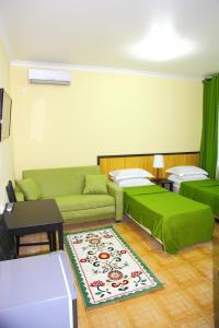 Tempat tidur dalam kamar di Alyans Guest House