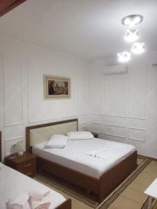 Postel nebo postele na pokoji v ubytování Hotel Kaloshi