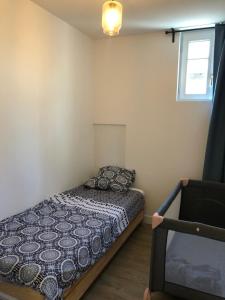 Ένα ή περισσότερα κρεβάτια σε δωμάτιο στο L'Evasion Centre et plage