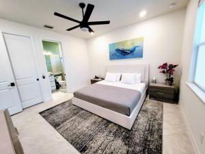 Gallery image of Blue Door Retreat - Luxury Pool Home - sleeps 8 in Cape Coral