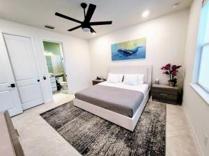 Ein Bett oder Betten in einem Zimmer der Unterkunft Blue Door Retreat - Luxury Pool Home - sleeps 8