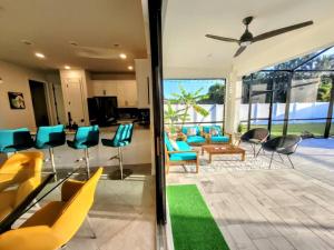 Gallery image of Blue Door Retreat - Luxury Pool Home - sleeps 8 in Cape Coral