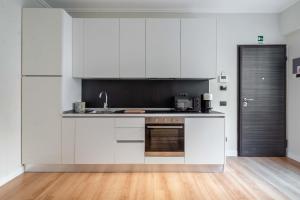 A kitchen or kitchenette at SuityRHome Campo de' Fiori Még 37 kép