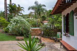 蒂拉登蒂斯的住宿－Espaço João Mineiro，院子旁的长凳房子