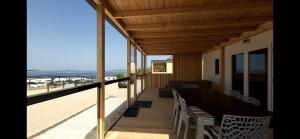 balkon z widokiem na plażę w obiekcie 3V Holiday Resort w mieście Drage