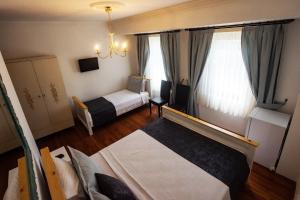 Giường trong phòng chung tại Ebruli Hotel