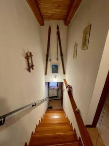scala in un edificio con pavimenti in legno e scala di Appartamento la Torre Vinadio a Vinadio