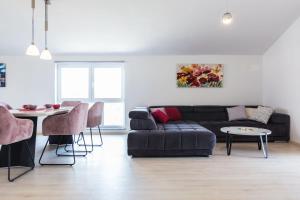 Posezení v ubytování Ivan07 spacious 3BR apartment with terrace
