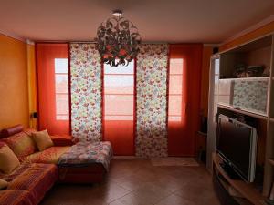 ein Wohnzimmer mit einem Sofa und einem Fenster in der Unterkunft B&B Damiano in Crespano del Grappa