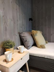 亨寧斯韋爾的住宿－Leilighet i Banhammaren med balkong，一张带两张枕头的床和一张桌子