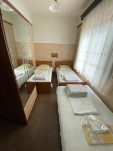 Postel nebo postele na pokoji v ubytování Villa Jakos Paradise