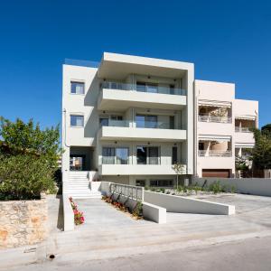 un edificio bianco con scale di fronte di SII City Luxury Suites a Rethymno