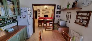 uma cozinha e sala de jantar com uma mesa e um frigorífico em Casa Lucia em Siracusa