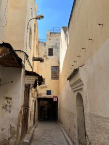 een steegje tussen twee gebouwen in een steegje bij Dar Chez Khadija in Fès