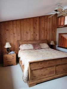 1 dormitorio con 1 cama grande de madera y 2 lámparas en Cavalier # 2 townhouse, en Cable 19 fotos más