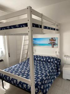Katil dua tingkat atau katil-katil dua tingkat dalam bilik di Jak's Home Laigueglia
