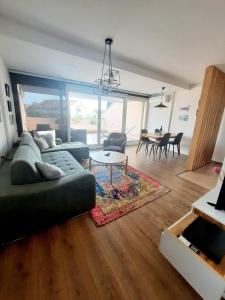 ein Wohnzimmer mit einem Sofa und einem Tisch in der Unterkunft Montenegro Sea Pearl Apartments Petrovac in Petrovac na Moru