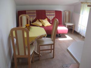 ein kleines Zimmer mit einem Tisch und einem Bett in der Unterkunft Turistična kmetija Pri Rebkovih in Ajdovščina