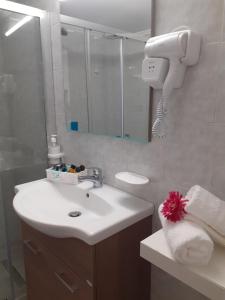 A bathroom at Nini's House 2 - 100m from beach NIDRI TOWN CENTER