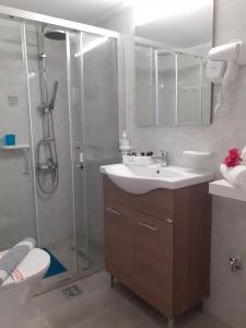 A bathroom at Nini's House 2 - 100m from beach NIDRI TOWN CENTER