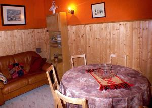 sala de estar con mesa y sofá en Casa Lino Huesca, en Chibluco