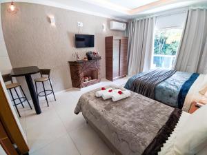 um quarto de hotel com uma cama e uma lareira em Pousada Dom Dimitri em Lumiar
