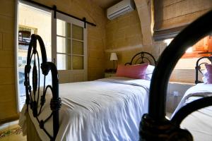 Postel nebo postele na pokoji v ubytování Maria's B&B